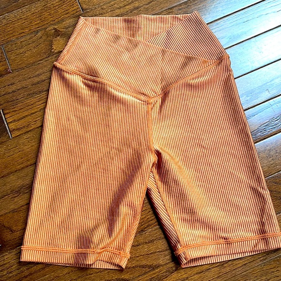 Offline by Aerie Hi-Rise Crossover Bike Short 7” in Apricot/Copper - Picture 2 of 5